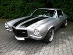 Chevrolet Camaro Z28 der Modelljahre 1970 und 1971 im Farbton cortez silver. Der Z28 war eine besonders sportliche Ausstattungsvariante, die mit einem Aufpreis von US$ 573,00 auf den Grundpreis von US$ 2749,00 zu Buche schlug. Technische Besonderheit für das Modelljahr war, das der Camaro serienmäßig mit Scheibenbremsenausgerüstet wurde. Angetrieben werden die Z28 Modelle von einem V8-Motor mit einem Hubraum von 5733 cm³ und einer Leistung und einer Leistung von 350 PS. Oldtimertreffen in Bottrop im Juni 2015.