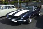 Chevrolet Camaro in der sportlichen SS-Version aus dem Modelljahr 1968. Die sportliche Camaro-Baureihe kam im Herbst 1966 auf den Markt. Bis zum Modelljahr 1969 spricht man von der ersten Camaro-Generation. Basismotorisierung für den SS war ein V8-Motor mit einem Hubraum von 350 cui (5735 cm³) und einer Leistung von 290 PS. Gegen Aufpreis konnte auch ein V8-Motor mit 396 cui (6489 cm³) bestellt werden. Die Leistung betrug dann, je nach Vergaserbestückung, bis zu 370 PS. Oldtimertreffen an Mo´s Bikertreff in Krefeld am 10.04.2022.