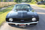 Frontansicht eines Chevrolet Camaro 454 SS aus dem Modelljahr 1968 im Farbton tuxedo black. Pascagoula/Jackson County/Mississippi im September 2021. 