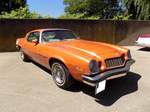Chevrolet Camaro aus dem Modelljahr 1977. Er gehört somit zur zweiten Modellreihe, die von 1974 bis 1978 vom Band lief. Der Camaro wurde 1966 von der GM-Division Chevrolet als Konkurrenz für den legendären und sehr erfolgreichen Ford Mustang auf den Markt gebracht. So weit mit bekannt ist, wurde der Camaro auf dem deutschen Markt nur mit zwei V8-Motorisierungen angeboten: 5001 cm³ mit 145 PS und 5733 cm³ mit 172 PS. Im Moment ist der Camaro als Retro-Muscle-car wieder recht erfolgreich am Markt. Oldtimertreffen des Oldtimerclubs Schermbeck in Lühlerheim im Spätsommer 2018.