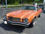Chevrolet Camaro aus dem Modelljahr 1977. Er gehört somit zur zweiten Modellreihe, die von 1974 bis 1978 vom Band lief. Der Camaro wurde 1966 von der GM-Division Chevrolet als Konkurrenz für den legendären und sehr erfolgreichen Ford Mustang auf den Markt gebracht. So weit mit bekannt ist, wurde der Camaro auf dem deutschen Markt nur mit zwei V8-Motorisierungen angeboten: 5001 cm³ mit 145 PS und 5733 cm³ mit 172 PS. Oldtimertreffen in Heiligenhaus am 22.05.2022.