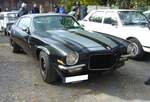 Chevrolet Camaro Z28 der Modelljahre 1970 und 1971 im Farbton tuxedo black. Der Z28 war eine besonders sportliche Ausstattungsvariante, die mit einem Aufpreis von US$ 573,00 auf den Grundpreis von US$ 2749,00 zu Buche schlug. Technische Besonderheit für das Modelljahr war, das der Camaro serienmäßig mit Scheibenbremsen ausgerüstet wurde. Angetrieben werden die Z28 Modelle von einem V8-Motor mit einem Hubraum von 5733 cm³ und einer Leistung von rund 350 PS. Oldtimertreffen am Theater an der Niebu(h)rg am 19.10.2025 in Oberhausen/Rheinland.