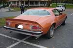 Heckansicht eines Chevrolet Camaro aus dem Modelljahr 1977 im Farbton orange. Oldtimertreffen am Cafe del Sol in Gelsenkirchen am 12.10.2025.