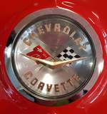 =Chevrolet Corvette C1 Firmenemblem, gesehen bei der Technorama Kassel im März 2019