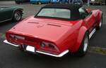 Heckansicht eines Chevrolet Corvette C3 Stingray Roadster im Farbton Monza red aus dem Modelljahr 1969.