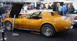 Profilansicht einer Chevrolet Corvette C3 Stingray, wie sie von 1967 bis 1982 optisch fast unverändert gebaut wurde.. Hier wurde eine Corvette des Modelljahres 1972 im Farbton war bonnet yellow abgelichtet. In diesem Modelljahr konnte der Stingray mit zwei verschiedenen V8-Motoren geordert werden: 5735 cm³ mit 300 PS oder 7440 cm³ mit 330 PS. Essen Motorshow am 06.12.2023.