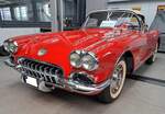 Chevrolet Corvette C1 des Modelljahres 1958. Die im Farbton signet red lackierte Corvette wird von einem V8-Motor angetrieben, der 250 PS aus einem Hubraum von 5692 cm³ leistet. Oldtimertreffen beim Autohaus Voss in Rosendahl-Darfeld am 07.04.2024.