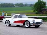 Chevrolet-Corvette  trifft am Sammelplatz zur Oldtimerausfahrt in Neuhofen/Innkreis ein, und wird von einer weiteren Teilnehmerin schon sehnlichst erwartet; 090501