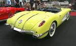 Heckansicht einer Chevrolet Corvette C1 des Modelljahres 1958 im Farbton panama yellow.