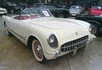 Chevrolet Corvette aus dem Jahr 1954 im Farbton polo white.