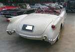 Heckansicht eines Chevrolet Corvette aus dem Jahr 1954 im Farbton polo white.