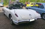 Heckansicht eines Chevrolet Corvette C 1 Convertible des Modelljahres 1959 im Farbton snowcrest white.