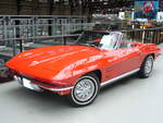 Chevrolet Corvette C2 Sting-Ray Convertible aus dem Jahr 1964 im Farbton riverside red.