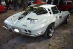 Heckansicht einer Chevrolet Corvette C2 Sting Ray Coupe aus dem Jahr 1965 im Farbton ermine white.