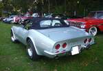 Heckansicht eines Chevrolet Corvette C3 Stingray Roadster des Modelljahres 1968 im Farbton silverstone silver.