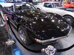 Chevrolet Corvette C3 Stingray Roadster, gebaut von 1967 bis 1982. Hier wurde eine Corvette des Modelljahres 1972 im Farbton tuxedo black abgelichtet. In diesem Modelljahr konnte der Stingray mit zwei verschiedenen V8-Motoren geordert werden: 5735 cm³ mit 300 PS und 7440 cm³ mit 330 PS. Essen Motor Show am 28.11.2025.