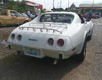 Heckansicht eines Chevrolet Corvette C3 Sting Ray Targa im Farbton classic white aus dem Modelljahr 1976.