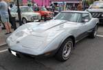 Chevrolet Corvette C3 Stingray Targa aus dem Jahr 1977. Von der Lackierung her, erinnert diese Corvette stark an das, im Jahr 1982 erschienene Sondermodell 'Silver Anniversary'. Besonderheit war damals die zweifarbige, silbern dominierte, Sonderlacki ...