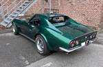 Heckansicht eines Chevrolet Corvette C3 Stingray aus dem Modelljahr 1973 im Farbton elkhart green.