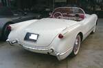 Heckansicht einer Chevrolet Corvette aus dem Jahr 1954 im Farbton polo white.