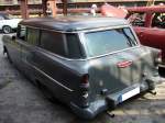 Heckansicht eines leicht gechoppten Chevrolet 210  Townsman Wagon  des Jahrganges 1955.