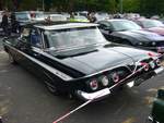 Heckansicht eines Chevrolet Impala fourdoor Sedan des Modelljahres 1961 im Farbton tuxedo black.