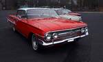Chevrolet Impala in der Karosserieversion fourdoor Sport Sedan aus dem Jahr 1960. Auch im Modelljahr 1960 war die Impala-Baureihe das Toppmodell in der Produktpalette von Chevrolet. Darunter war als mittlere Baureihe der  Bel Air  und als Basismodell der  Biscayne  angesiedelt. Die so genannten  Gullwing-Heckflossen  waren quasi vom Vorjahresmodell übernommen worden. Nur der Impala hatte drei runde Heckleuchten. Die niedrigeren Ausstattungsvarianten mussten mit zwei runden Rückleuchten auskommen. Der gezeigte Impala dürfte in der Farbkombination roman red/ermine white lackiert sein. Ein solches Auto war im Jahr 1960 ab US$ 2662,00 zu bekommen. Basismotorisierung war ein Sechszylinderreihenmotor mit einem Hubraum von 235,5 cui (3859 cm³) mit einer Leistung von 135 PS. Gegen Aufpreis konnten zwei verschiedene V8-Motoren bestellt werden: 283 cui (4638 cm³) mit 170 PS oder 348 cui (5703 cm³) mit 250 PS oder bei einer Bestückung mit vier Doppelvergasern sogar 335 PS. Oldtimer- und Youngtimertreffen am 08.02.2026 an Mo´s-Bikertreff in Krefeld.