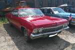 Chevrolet Impala Sport Coupe aus dem Jahr 1965 im Farbton regal red.