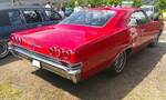 Heckansicht eines 1965´er Chevrolet Impala Sport Coupe im Farbton regal red.