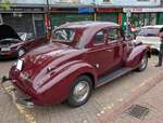 Heckansicht eines Chevrolet Series 85 JA-Six Master DeLuxe Business Coupe im Farbton cloisonne maroon aus dem Jahr 1939.