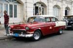 Chevrolet aus den 50er Jahren auf einem Parkplatz in Santiago de Cuba. Die Aufnahme stammt vom 11.07.2013.