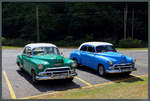 Zwei Chevrolet 4-Door-Sedan in Viñales (Kuba).