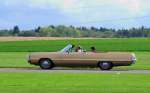 Chrysler Newport Cabrio , bei der Oldtimer Ausfahrt am 31.8.2014 auf der Rollbahn des Flughafen Aachen / Merzbrück zum 100 Geburtstag