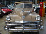 Chrysler Town & Country Convertible von 1946. Da auch die Chrysler Corporation im WW2 auf Rüstungsproduktion umstellen musste, liefen die letzten zivilen PKW 1942 vom Band. Die Nachkriegsproduktion lief im November 1945 wieder an. Im Grunde wurden die Vorkriegsmodelle mit kleinen optischen Retuschen auf den Markt gebracht. Die Holzaufbau der sogenannten  Woodys  bestand aus Eschenholz, das extra von der Chrysler-Tochterfirma Pekin Wood Products aus Arkansas aufbereitet wurde. Ein solcher Woody kostete im Jahr 1946 mindestens US$ 2743,00. Angetrieben wird der Wagen von einem Achtzylinderreihenmotor mit einem Hubraum von 323,5 cui (5301 cm³) und einer Leistung von 135 PS. Classic Remise Düsseldorf im Januar 2019.