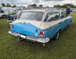 Heckansicht eines Chrysler Town & Country Wagon mit viel Patina aus dem Modelljahr 1964.