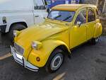 Citroen 2CV 6 Club aus dem Jahr 1979. Im französischen Original nannte sich der Farbton dieser  Ente  jaune cedrat. Der luftgekühlte Zweizylinderboxermotor hat in diesem Modell einen Hubraum von 602 cm³ und leistet 29 PS. September 2024 auf dem Besucherparkplatz eines Pubs in Pont-Neddfechan/South Wales.