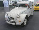 Citroen AZU 250 aus dem Jahr 1968. Die AK und AU bzw. AZU Modelle waren die Lieferwagenversionen, der bereits 1949 vorgestellten,  Ente . Während die AU/AZU-Modelle 250 Kilogramm zuladen durften, konnten die identisch aussehenden AK-Modelle sogar 400 Kilogramm zuladen. Die gezeigte  Kastenente  wurde im Februar 1968 im belgischen Le Hestra auf eine Reinigungsfirma zugelassen unter später völlig  runter geritten  in einem Lagerhaus der Firma abgestellt. Im Sommer 2017 wurde sie dort aufgespürt und die Restaurierung begann. Unter der geschwungenen Motorhaube verrichtet ein gebläsegekühlter Zweizylinderboxermotor mit einem Hubraum von 425 cm³ seinen Dienst. Dieser Motor gibt 18 PS an die angetriebenen Vorderräder weiter. Retro Classics in Essen am 09.04.2026. 