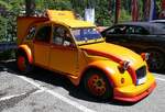 Citroen 2 CV, mit auf�lliger Lackierung und Anbauten, Juni 2026