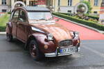 Steht als Blickfang vor einem Hotel in Franzensbad, gesehen am 27. Juli 2026, ein Citroen 2 CV.
