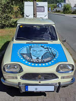Anfang September 2025 stand dieser  Monsieur Funès  getaufte und entsprechend dekorierte Citroën Ami 8 in einem Hattinger Gewerbegebiet.
 