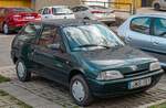 Hier ist ein dreit�rer Citroen AX Harmonie Edition in der Farbe  Vert Vega , alias Vega Green zu sehen.