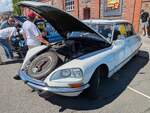 Ein rechts gelenkter Citroen DS 21, in dieser Version gebaut von 1967 bis 1971. Die abgelichtete DS21 im Farbton blanc meije ist stammt aus dem Modelljahr 1970. Der Vierzylinderreihenmotor hat einen Hubraum von 2175 cm� und leistet 100 PS. Als H�chstgeschwindigkeit gab die Fabrik am  Quai de Javel  175 km/h an. Brynmawr Classic Car Show/South Wales am 26.07.2026.