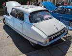 Heckansicht eines rechts gelenkten Citroen DS21 im Farbton blanc meije aus dem Jahr 1970. Brynmawr Classic Car Show/South Wales am 26.07.2026.