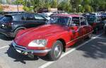 Citroen DS20 im zeitgen�ssischen Farbton rouge bordeaux. Die DS-Baureihe wurde auf dem Pariser Salon des Jahres 1955 vorgestellt und war dort der absolute Publikumsmagnet. Von 1955 bis 1968 nannte sich das Modell DS19. Nach den Werksferien 1968 wurde ...