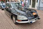 Citroen DS19 in der Farbkombination argent/noir . Die DS wurde auf dem Pariser Salon des Jahres 1955 vorgestellt und war dort sofort der absolute Publikumsmagnet. Die gezeigte DS wurde ab dem Jahr 1967 produziert. Dieses an den verbauten Doppelscheinwerfern erkenntlich. Angetrieben wird das Auto mit der legend�ren, hydropneumatischen, Federung von einem Vierzylinderreihenmotor mit einem Hubraum von 1985 cm� und einer Leistung von 84 PS. 13. Saarner Oldtimer-Cup am 30.08.2026 in M�lheim an der Ruhr/Saarn.
