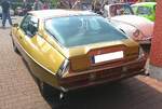 Heckansicht eines Citroen SM aus dem Jahr 1973 im Farbton or de simiane. Oldtimertreffen Essen-Burgaltendorf am 10.05.2026.