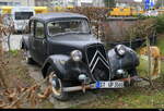 Schwarzer Citroen 11 CV im Garten eines Museums/Restaurant in Lyss am 28.02.2026