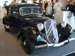 Citroen 11CV BL aus dem Jahr 1938. Ein früher Citroen 11CV BL aus dem Jahr 1938. Das BL steht für Berline Legére = geschlossene Limousine mit kurzem Chassis. Vorgestellt wurde der  Traction Avant  bereits im Jahr 1934 auf den Automobilsalons in Paris und Brüssel. Er ist also ein Vorkriegsmodell, das nach WW2 mit großem Erfolg weiter produziert wurde. Bis zum Produktionsende im Jahr 1957, wurden 759.123 Fahrzeuge dieses Modelles als Limousine, Coupe und auch Cabriolet produziert. Der Vierzylinderreihenmotor hat einen Hubraum von 1911 cm³ und leistet in diesem Vorkriegsmodell 46 PS. Techno Classica Essen am 06.04.2024.