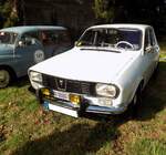 Dacia 1300 der ersten Serie, wie er von 1969 bis 1979 in Pitesti/Rum�nien montiert wurde. Bei diesem Modell handelt es sich um einen Lizenzbau, des ebenfalls 1969 vorgestellten, Renault R12. Es gab dieses Modell als viert�rige Limousine und als f�nft�riges Kombimodell. Es soll auch Versuche mit einem Coupe-Modell gegeben haben. Angetrieben wird der Wagen von einem Vierzylinderreihenmotor, der aus 1289 cm� Hubraum 54 PS leistet. Gem�� Werksangabe soll der Wagen eine H�chstgeschwindigkeit von 145 km/h erreicht haben. Cars & Castle auf Schlo� Lauersfort in Moers am 03.10.2026.