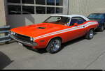Ein Oranger Dodge Challenger zu Besuch am Oldtimer Treff auf den Areal des Flugplatz in Bleienbach am 31.05.2026